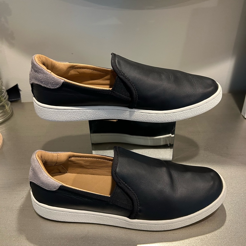UGG black leather Chestnut Brown Fabric Shoe Label Detail